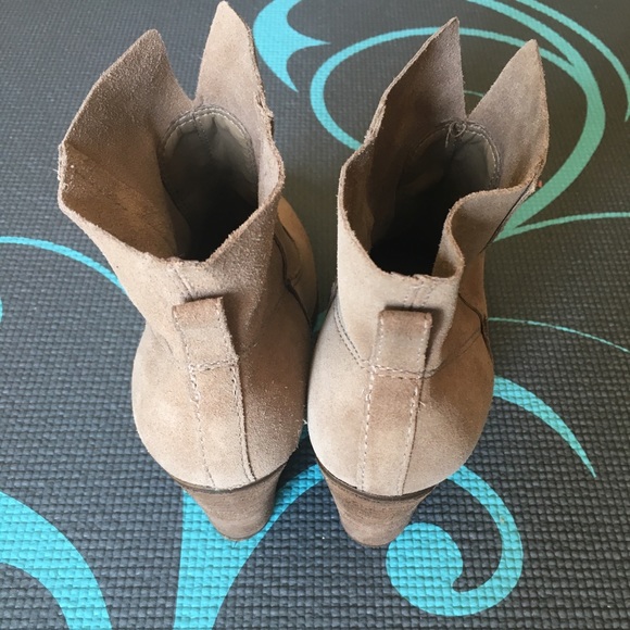 Vince Camuto Feina Suede Booties in 8M - Picture 5 of 6